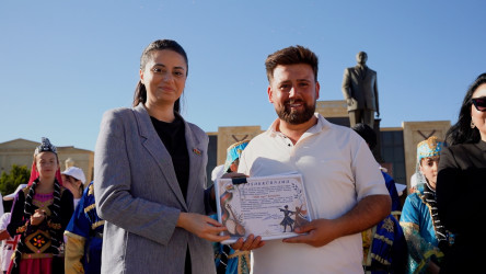 QARADAĞDA UŞAQLARIN RƏNGARƏNG DÜNYASI BAYRAMA ÇEVRİLDİ