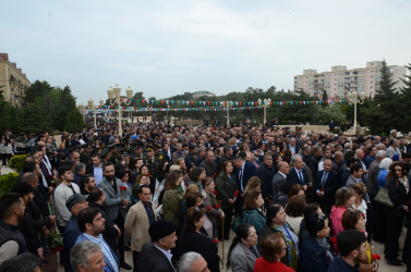 10 may 2023-cü ildə Ümummilli Lider Heydər Əliyevin anadan olmasının 100-cü ildönümü ilə əlaqədar abidə önünə gülqoyma mərasimi keçirildi