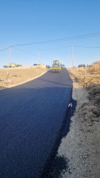Qaradağ rayonu Qobustan qəsəbəsində asfalt örtüyü salınır