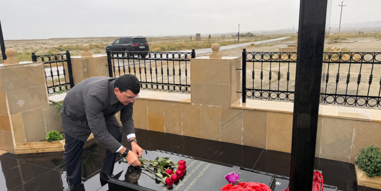 Qaradağ Rayon İcra Hakimiyyətinin başçısı Natiq Əliyev şəhid Əzizov Fikrət Abbas oğlunun məzarını ziyarət etmişdir