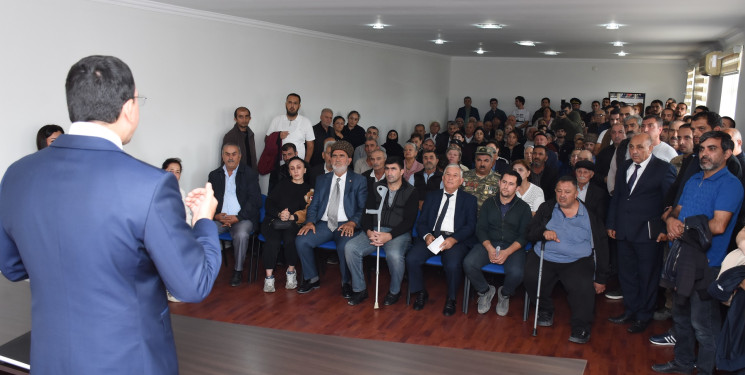 Qaradağ Rayon İcra Hakimiyyətinin başçısı Natiq Əliyev Qaradağ Rayon İcra Hakimiyyətində sakinlərlə görüşüb və vətəndaşların qəbulunu keçirib.