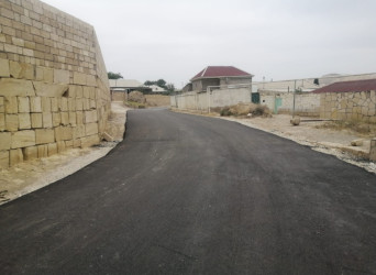 Korgöz qəsəbəsində abadlıq və infrastrukturun yaxşılaşdırılması istiqamətində tədbirlər çərçivəsində 18-ci küçədə asfalt örtüyünün yenilənməsi işləri aparılır