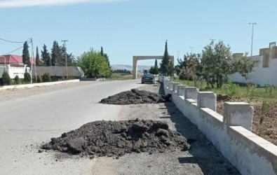 Qaradağ rayon Qobustan qəsəbəsində Salyan yolu küçəsində yeni tikilən park ətrafında abadlıq işləri aparılır