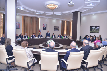 Ulu Öndər Heydər Əliyevin anadan olmasının 102-ci ildönümünə həsr olunmuş “Konstitusiya və Suverenlik İli” çərçivəsində “Heydər Əliyev müstəqil Azərbaycan Konstitusiyasının banisidir” mövzusunda dəyirmi masa keçirildi