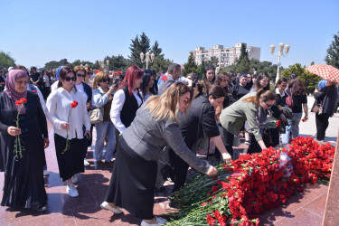Ümummilli Lider Heydər Əliyevin anadan olmasının 103-cü ildönümü münasibətilə Lökbatan qəsəbəsində yerləşən Heydər Əliyev abidəsi önünə gülqoyma mərasimi keçirilmişdir