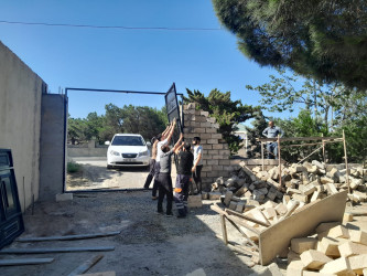 Qanunsuz olaraq hasarlanmış ərazilərdə söküntü işləri aparıldı