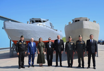 Azərbaycan Respublikasının Prezidenti, Silahlı Qüvvələrin Müzəffər Ali Baş Komandanı İlham Əliyev və birinci xanım Mehriban Əliyeva Hərbi Dəniz Qüvvələrində olublar.