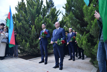 Qaradağ rayonunda “31 Mart Azərbaycanlıların Soyqırımı abidə-kompleksi”nin önündə anım tədbiri keçirildi.