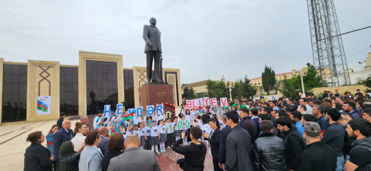 10 may 2023-cü ildə Ümummilli Lider Heydər Əliyevin anadan olmasının 100-cü ildönümü ilə əlaqədar abidə önünə gülqoyma mərasimi keçirildi